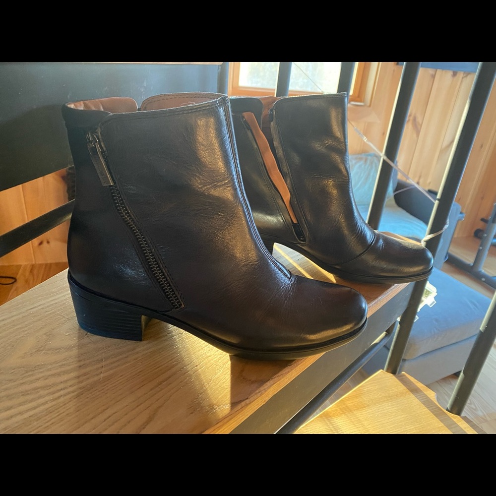 Bussola black leather booties size 38